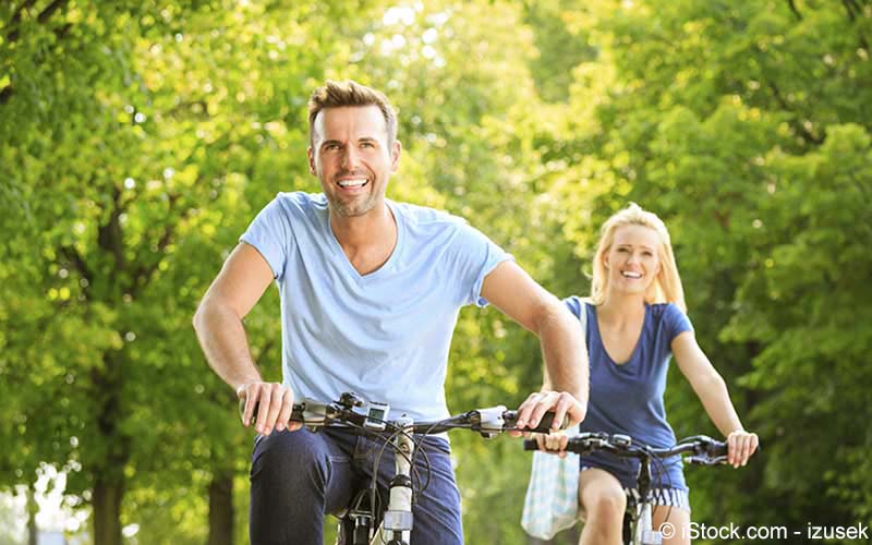 Paar fährt Fahrrad Paar fährt Fahrrad