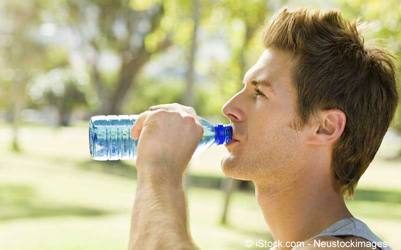 Mann beim Wasser trinken Mann beim Wasser trinken