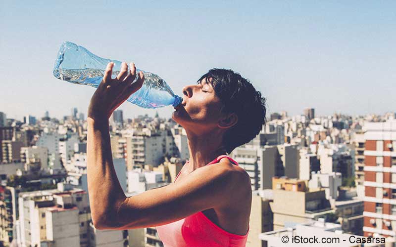 Frau trinkt Wasser Frau trinkt Wasser