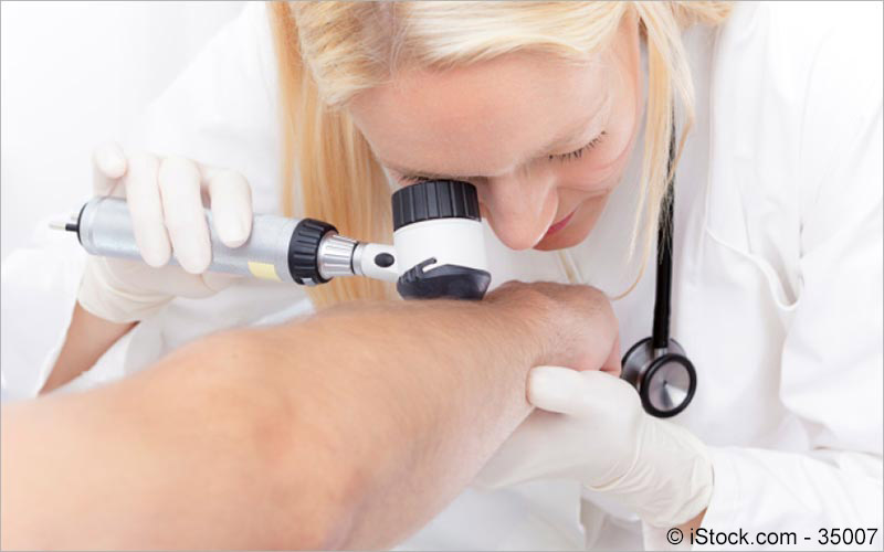 Aerztin untersucht Haut des Patienten Aerztin untersucht Haut des Patienten