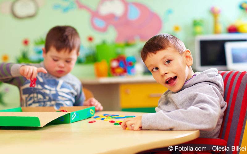 Junge mit Strabismus Junge mit Strabismus