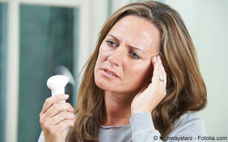 Frau mit Hitzewallungen Frau mit Hitzewallungen