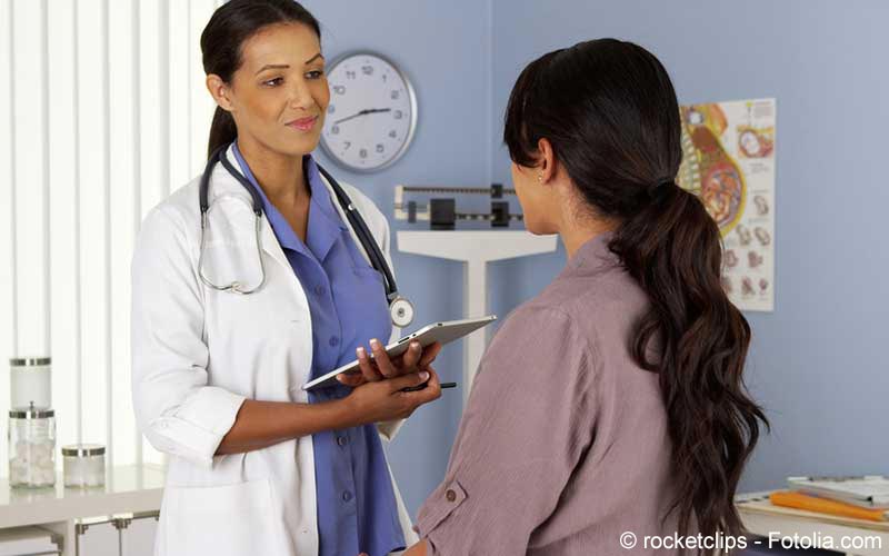 Ärztin mit Patientin Ärztin mit Patientin