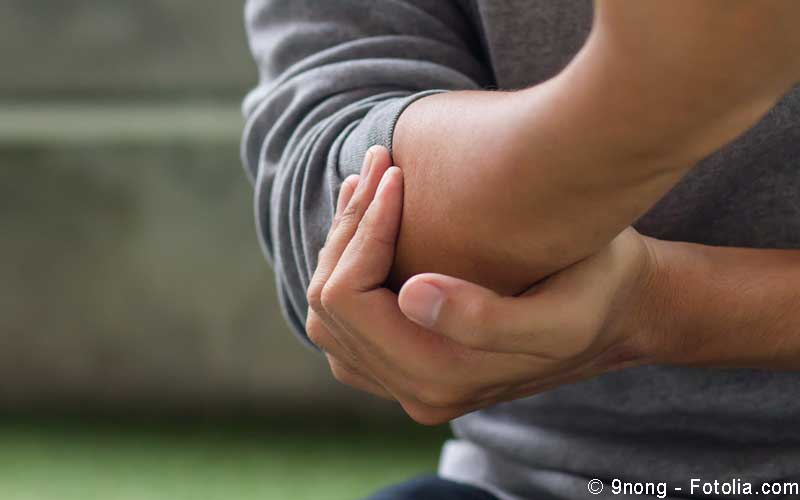 Mann mit Schmerzen im Arm Mann mit Schmerzen im Arm