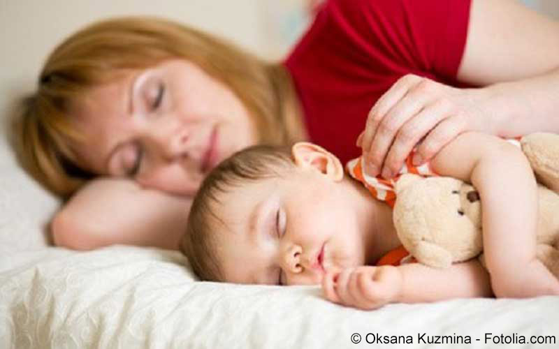 Mutter und Kind beim Schlafen Mutter und Kind beim Schlafen