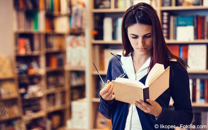 Studentin beim recherchieren Studentin beim recherchieren